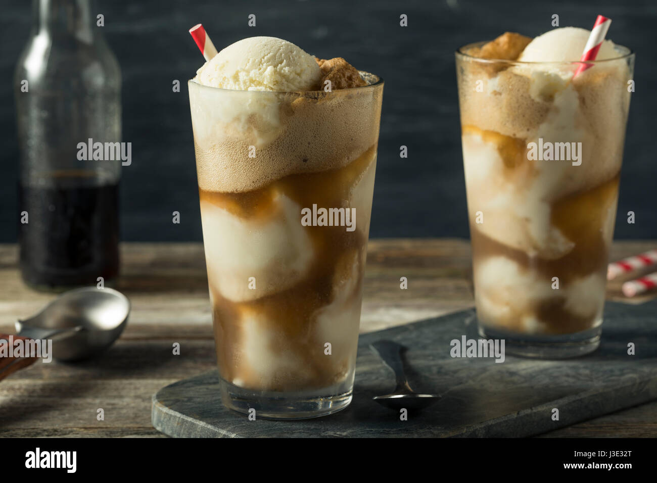 Hausgemachte Limo schwarze Kuh Eis Schwimmer mit einem Strohhalm Stockfoto