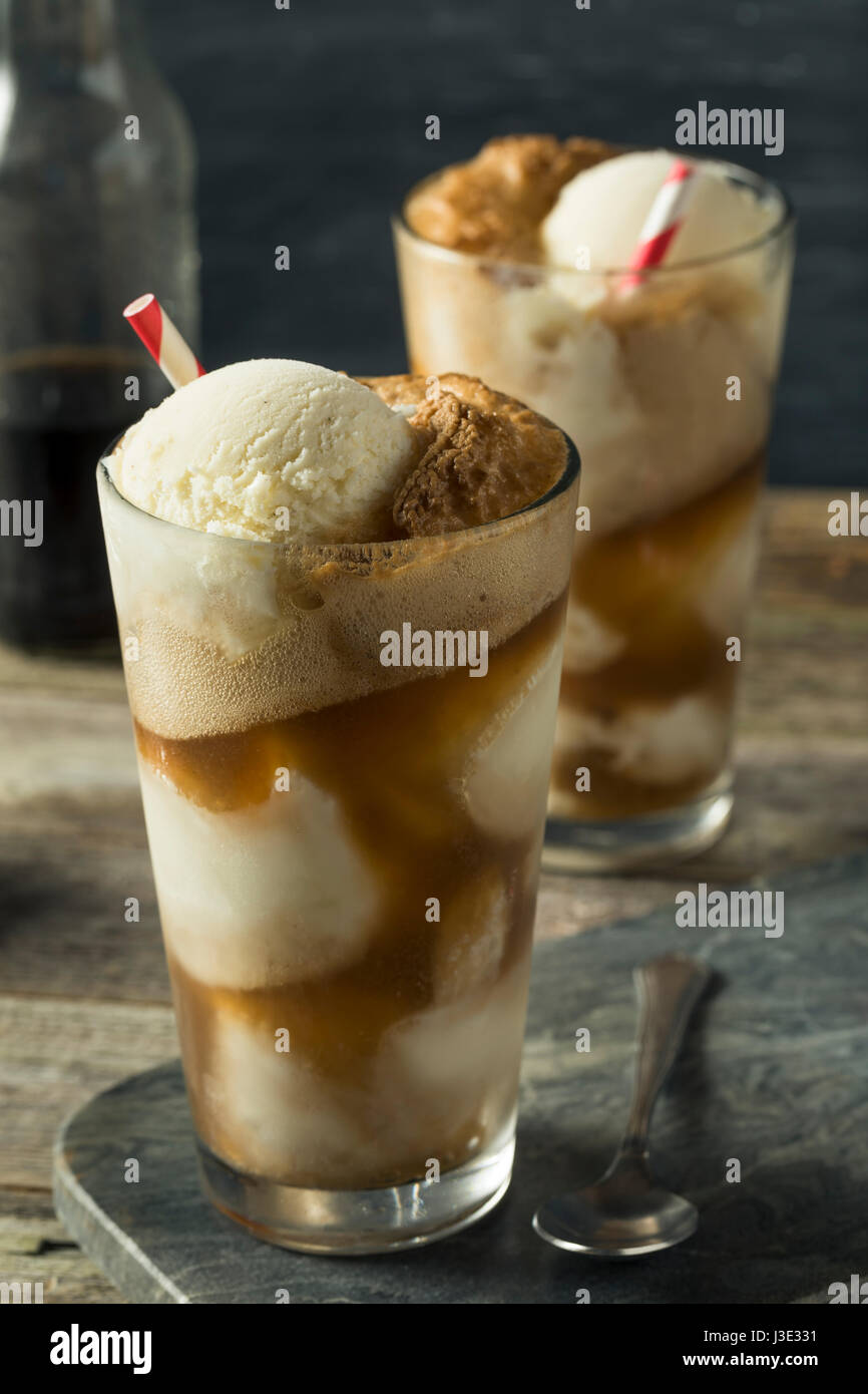 Hausgemachte Limo schwarze Kuh Eis Schwimmer mit einem Strohhalm Stockfoto