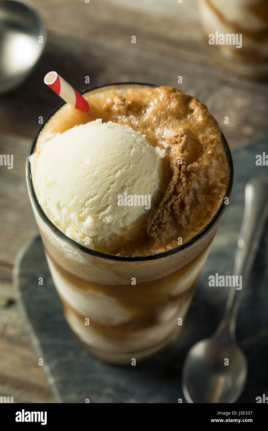 Hausgemachte Limo schwarze Kuh Eis Schwimmer mit einem Strohhalm Stockfoto