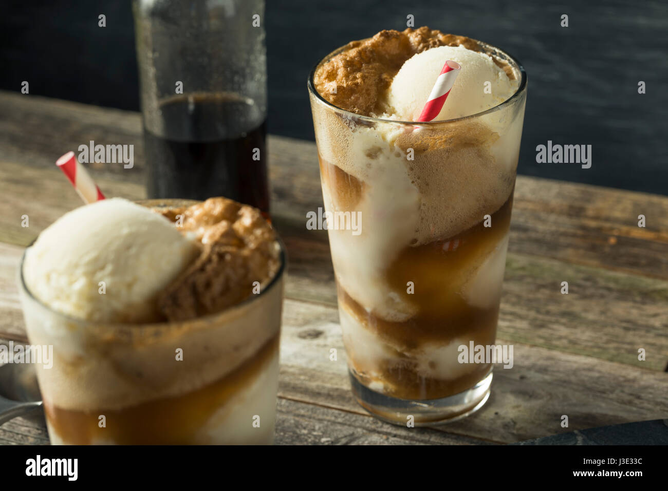Hausgemachte Limo schwarze Kuh Eis Schwimmer mit einem Strohhalm Stockfoto