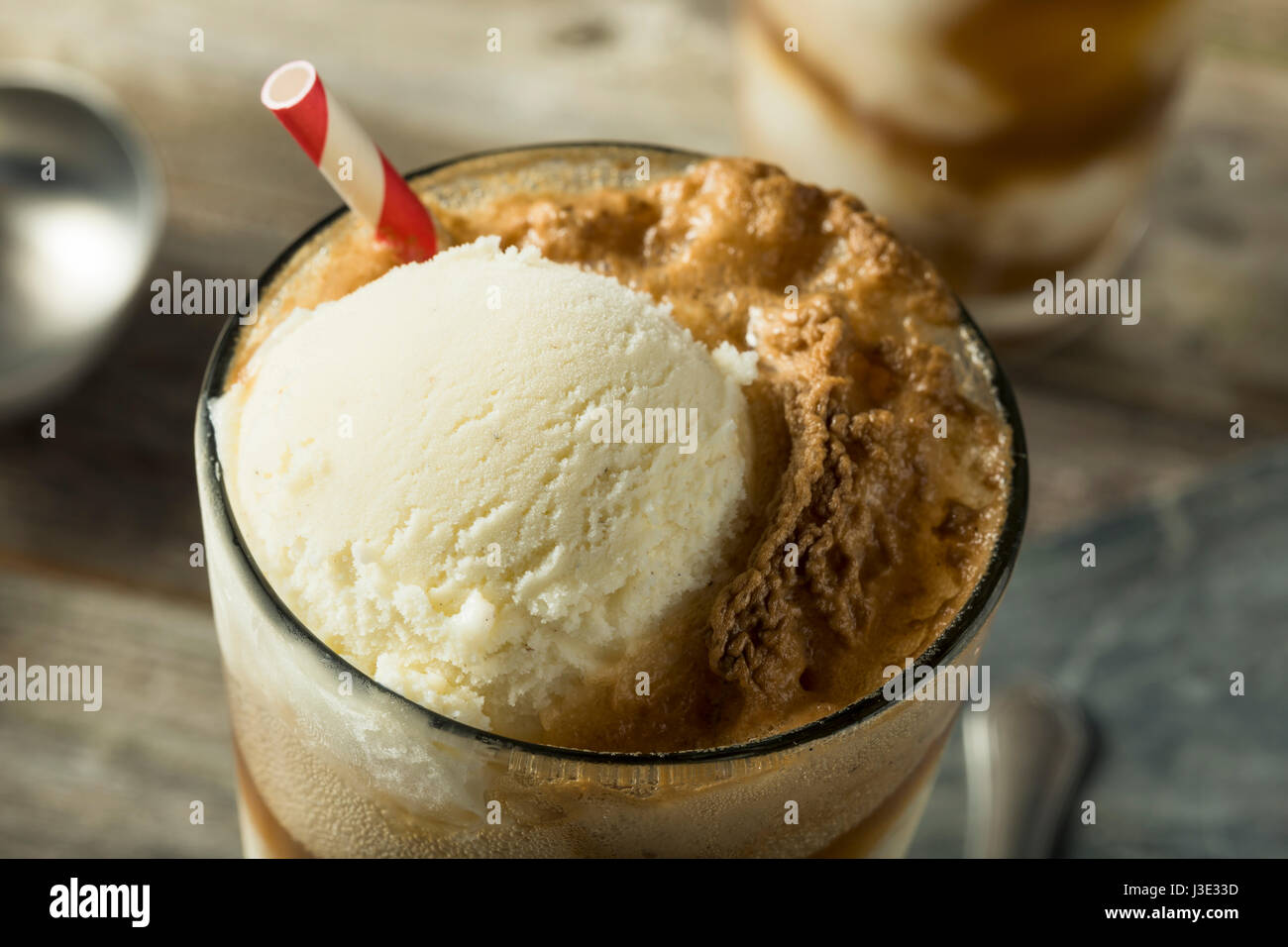 Hausgemachte Limo schwarze Kuh Eis Schwimmer mit einem Strohhalm Stockfoto