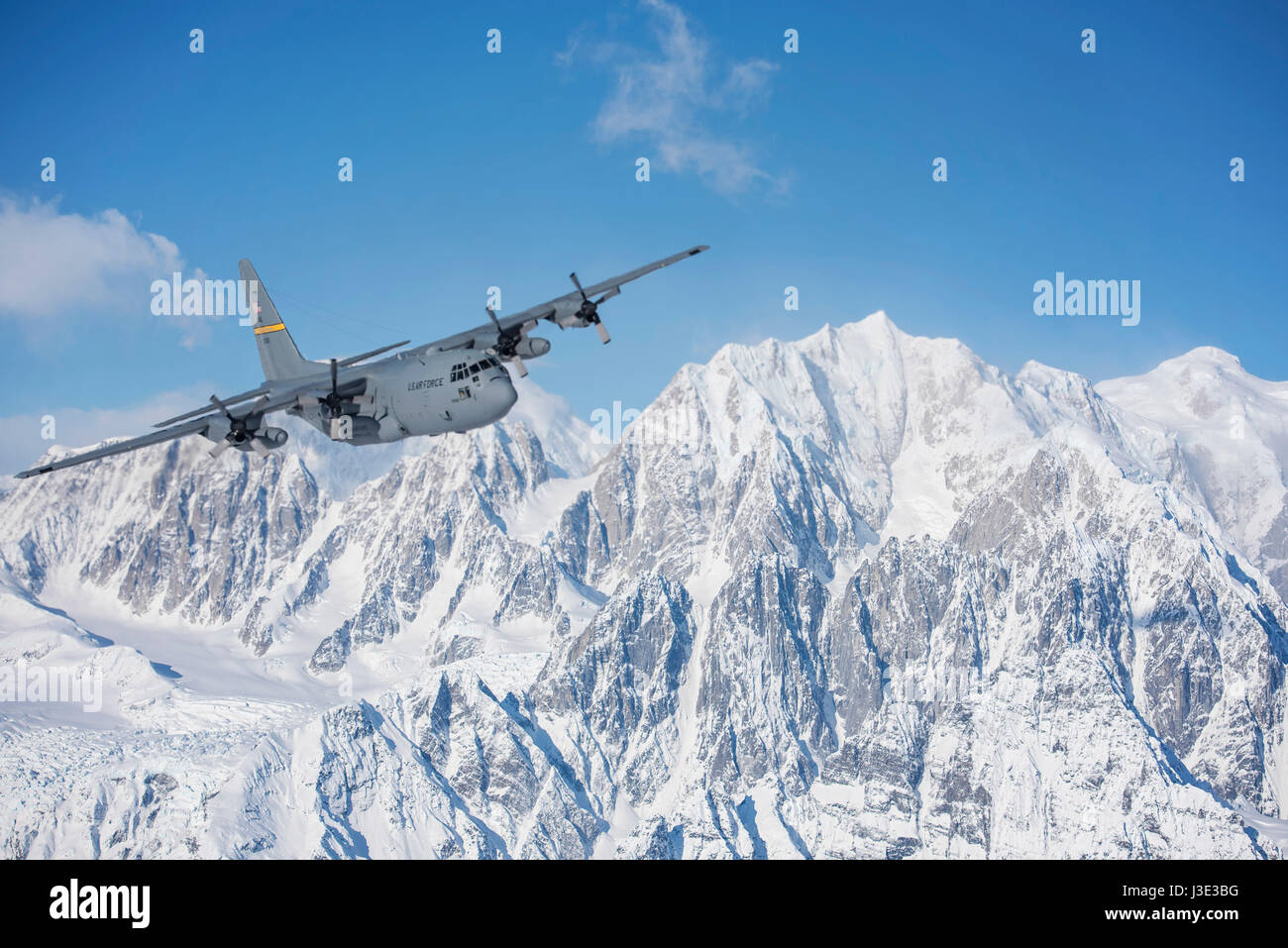 U.S. Air National Guard c-130 Herkules Transportflugzeug fliegt vom Denali Mountain 4. März 2017 in Alaska.    (Foto von Edward Eagerton sich über Planetpix der Air National Guard) Stockfoto
