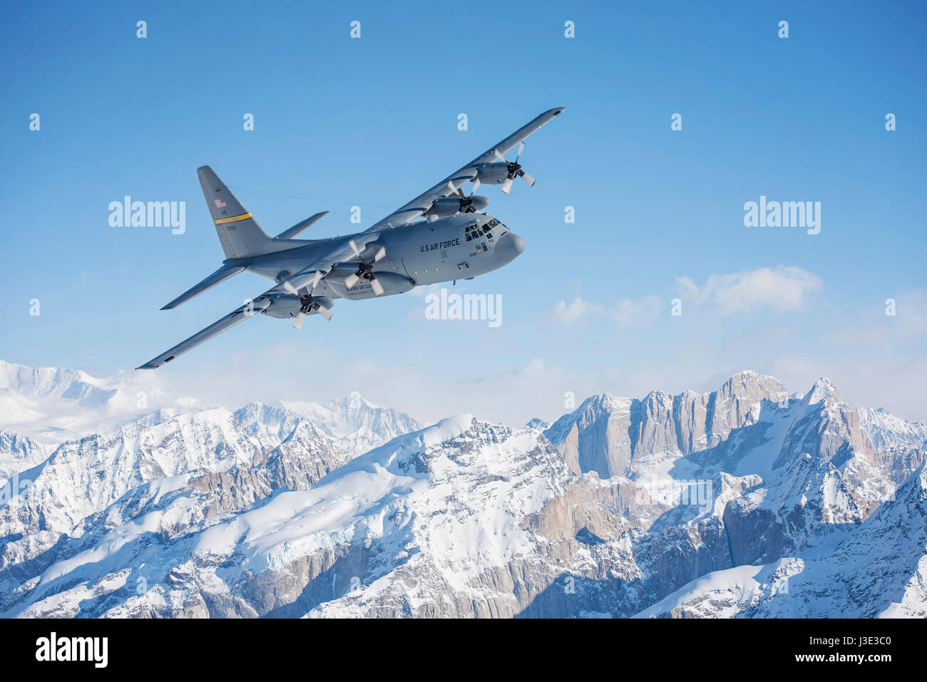 U.S. Air National Guard c-130 Herkules Transportflugzeug fliegt vom Denali Mountain 4. März 2017 in Alaska.    (Foto von Edward Eagerton sich über Planetpix der Air National Guard) Stockfoto