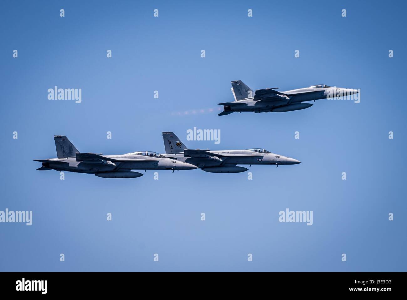 Drei USN F/A - 18C Hornet Kampfjet Flugzeug fliegen in Formation 11. April 2017 über dem Pazifischen Ozean.    (Foto von MCSS Bill M. Sanders / US Navy über Planetpix) Stockfoto