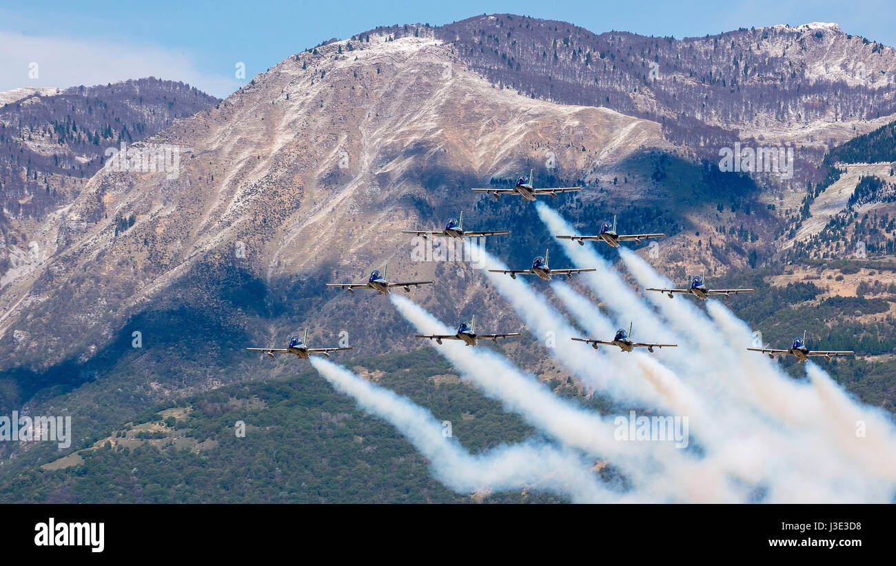 Die italienische Luftwaffe Frecce Tricolori Antenne Demonstration Team Flugzeuge fliegen in Formation über die Aviano Air Base 12. April 2017 in der Nähe von Pordenone, Italien.    (Foto: Cory W. Bush / US Air Force über Planetpix) Stockfoto