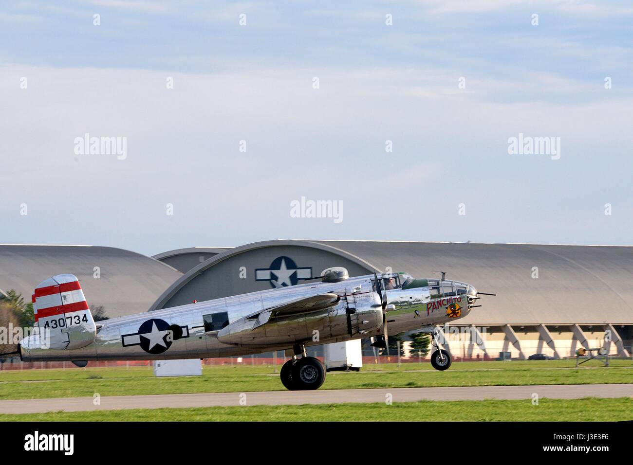 Die USAF Zweiter Weltkrieg Ära b-25 Mitchell Bombenflugzeuge, die Panchito auf der Landebahn auf der Wright-Patterson Air Force Base National Museum der United States Air Force 17. April 2017 landet, in der Nähe von Dayton, Ohio.     (Foto von r.j. Oriez EURO1 Air Force über Planetpix) Stockfoto