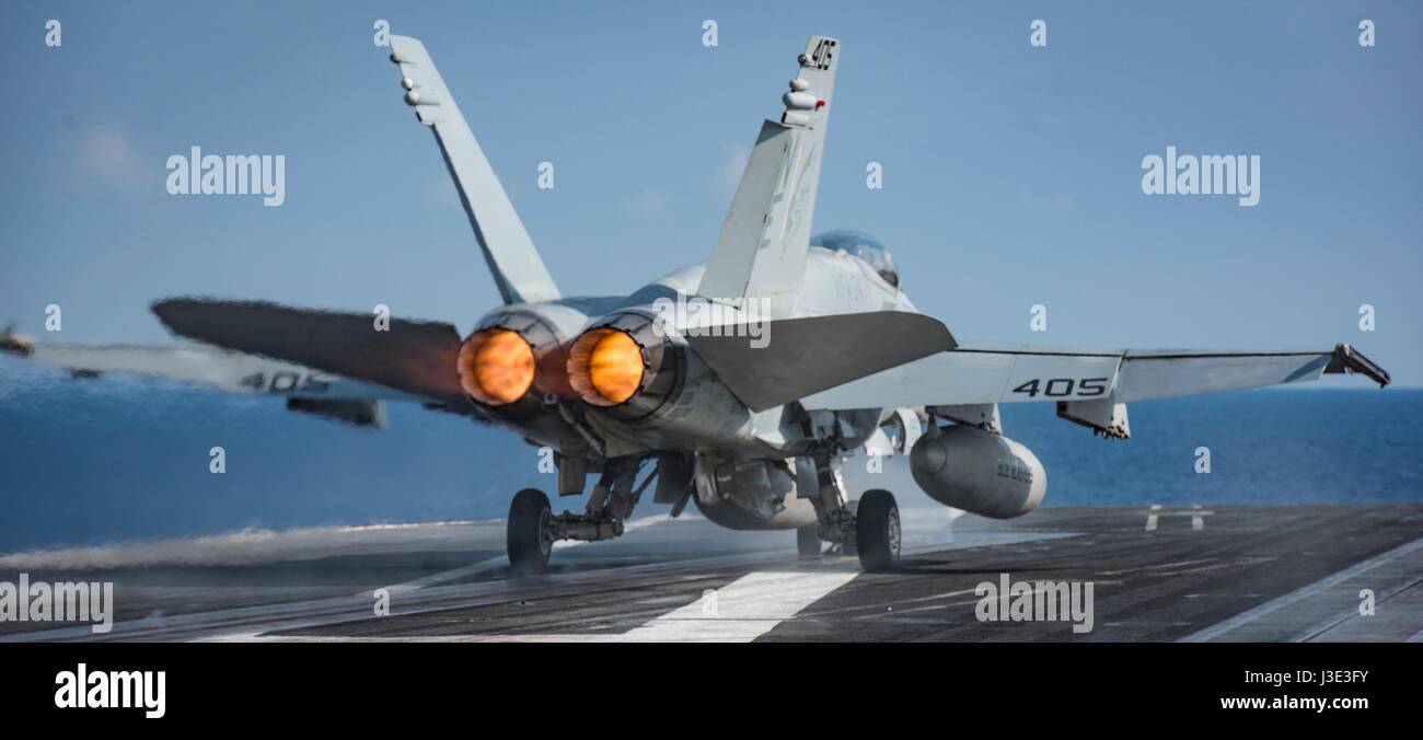 Eine USN F/A - 18C Hornet Kampfjet Flugzeug startet aus dem Flugdeck an Bord der USN Nimitz-Klasse-Flugzeugträger USS Carl Vinson 12. April 2017 in das Südchinesische Meer.    (Foto von MCS3 Matt Brown / US Navy über Planetpix) Stockfoto