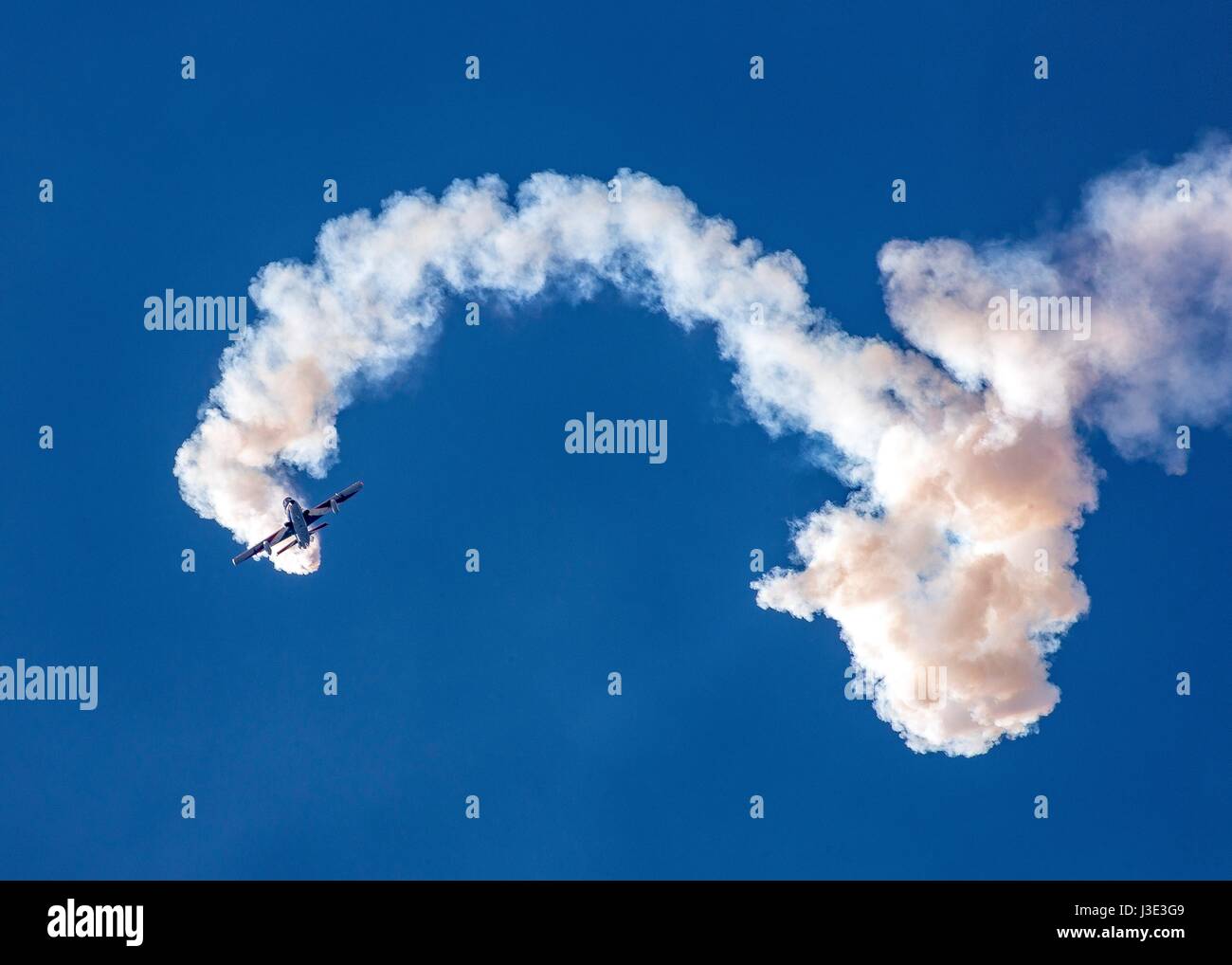 Die italienische Luftwaffe Frecce Tricolori Antenne Demonstration Team Flugzeuge Praxis fliegende Formationen über Aviano Air Base 12. April 2017 in der Nähe von Pordenone, Italien.    (Foto: Cory W. Bush / US Air Force über Planetpix) Stockfoto