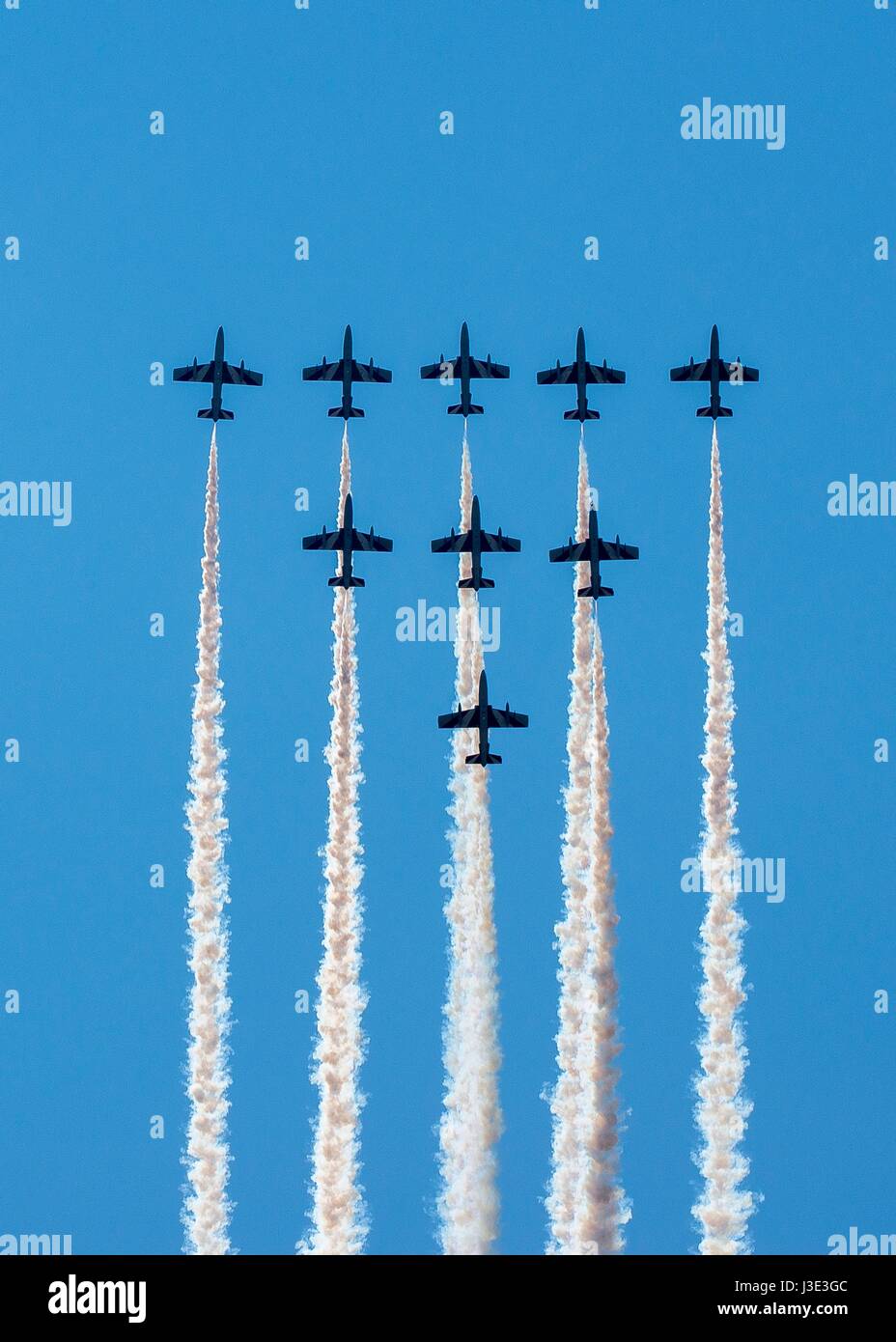 Die italienische Luftwaffe Frecce Tricolori Antenne Demonstration Team Flugzeuge Praxis fliegende Formationen über Aviano Air Base 12. April 2017 in der Nähe von Pordenone, Italien.    (Foto: Cory W. Bush / US Air Force über Planetpix) Stockfoto