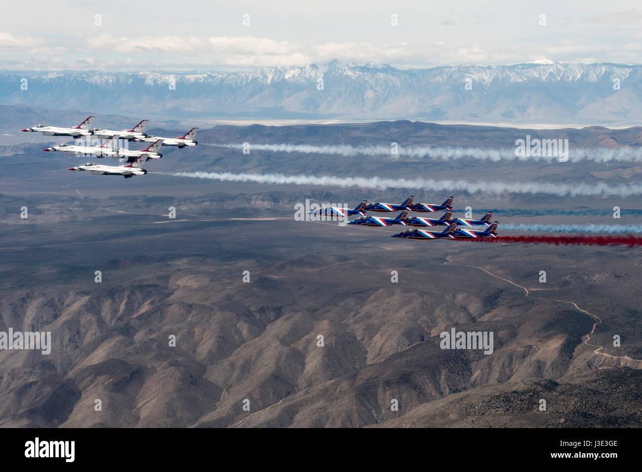 Die USAF Thunderbirds und französische Luftwaffe Patrouille de France Antenne Demo-Teams fliegen in Formation 17. April 2017 über Death Valley, Kalifornien.    (Foto von Christopher Boitz EURO1 Air Force über Planetpix) Stockfoto