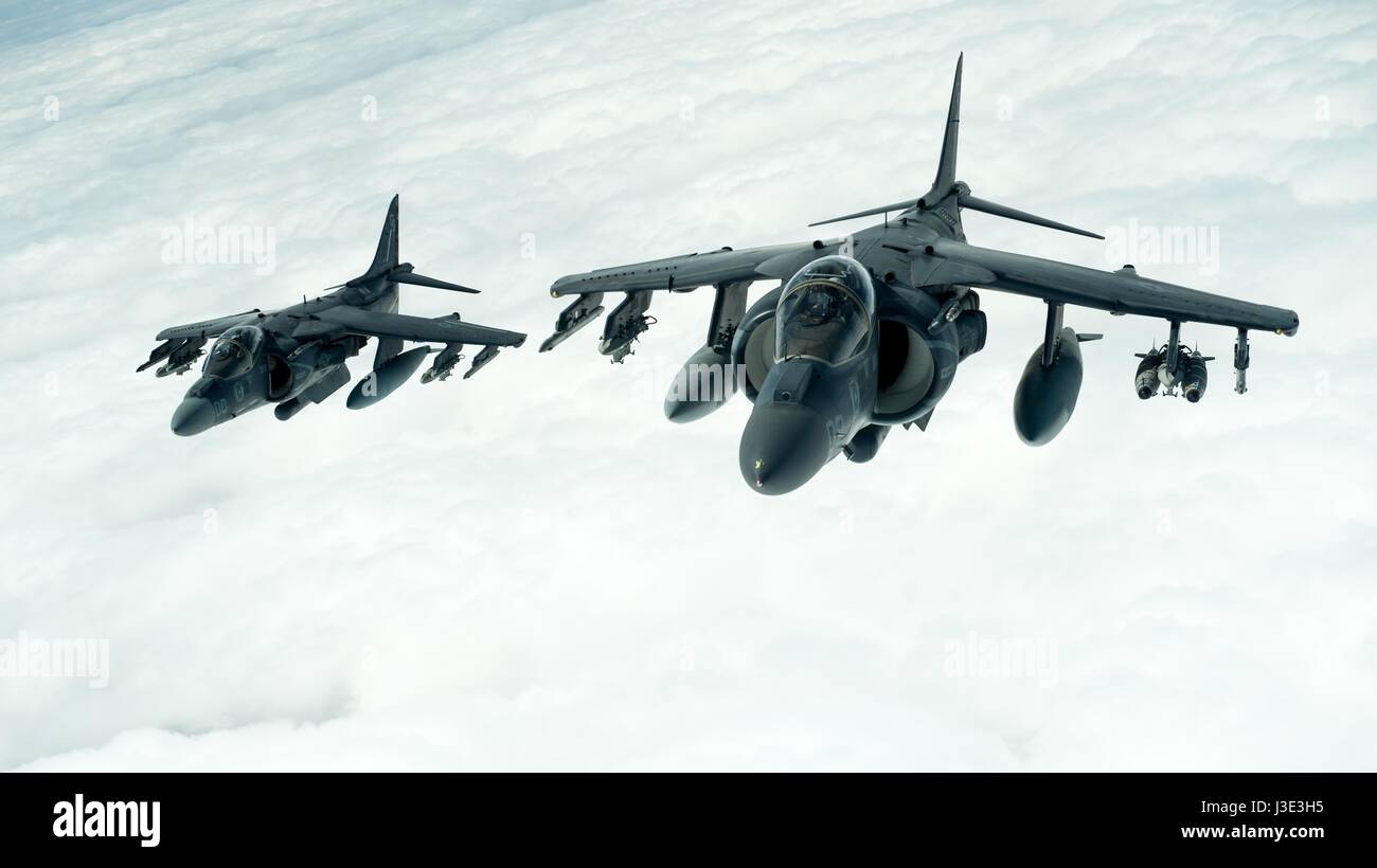 Zwei USMC AV-8 b Harrier II Erdkampfflugzeug fliegen in Formation während einer Operation inhärenten lösen Mission 22. März 2017 über den Irak.    (Foto von Joshua A. Hoskins EURO1 Air Force über Planetpix) Stockfoto
