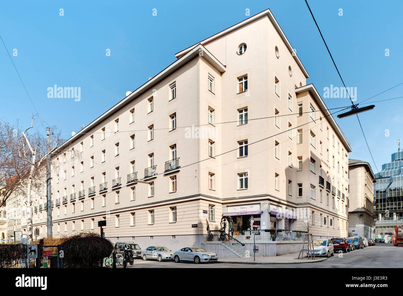 Wien, Gemeindebau der Nachkriegszeit, Karl Schönherr-Hof von Karl Ehn, Badgasse 1 – 7, 1950 – 1952, 120 Wohnungen Stockfoto