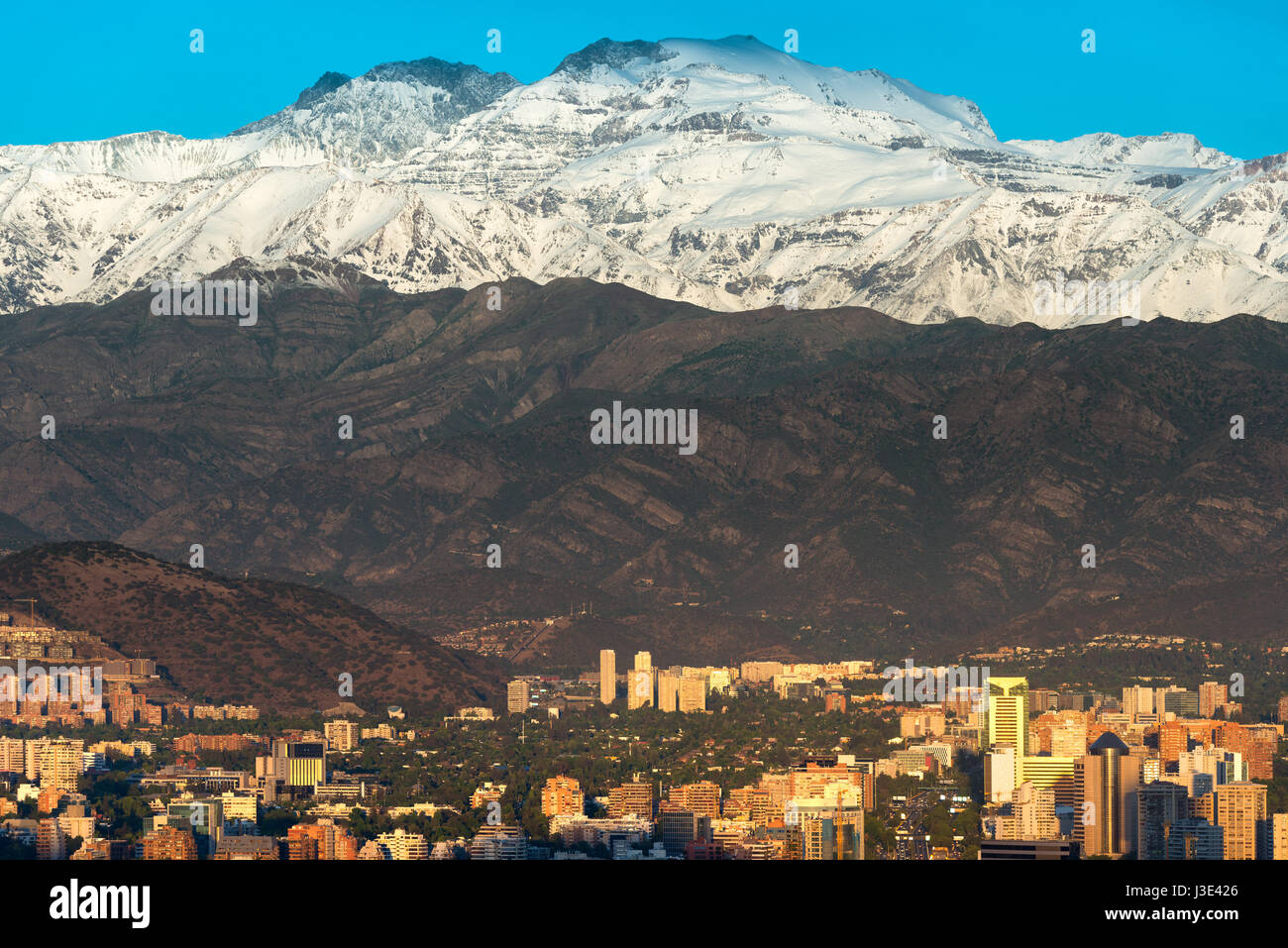 Gebäude im Stadtteil Las Condes in Santiago de Chile und Los Andes Gebirge. Stockfoto