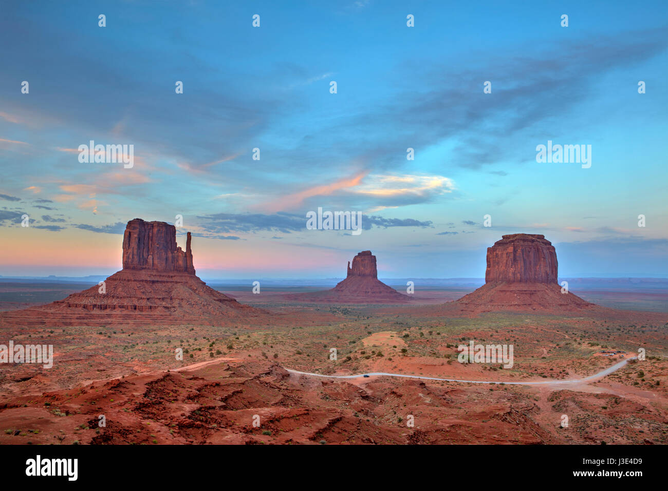Monument Valley zur blauen Stunde, Arizona, Vereinigte Staaten Stockfoto