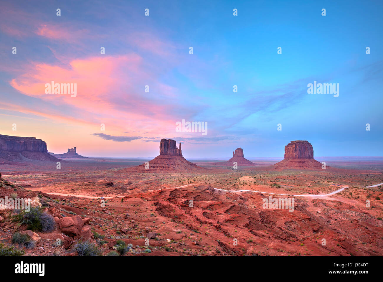Monument Valley zur blauen Stunde, Arizona, Vereinigte Staaten Stockfoto