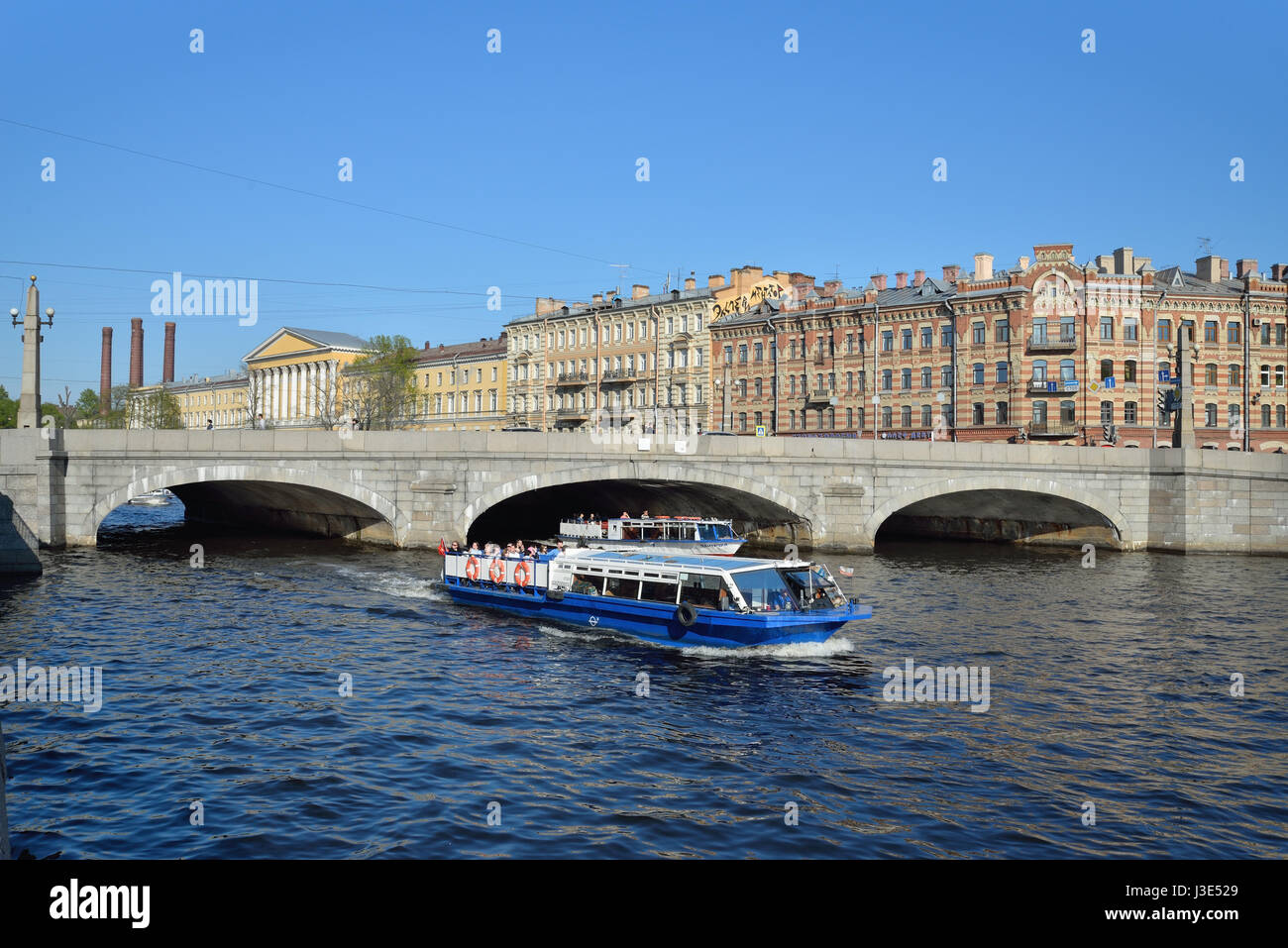 Ufer des Flusses Fontanka, die Moskau Avenue und Obukhov-Brücke in St. Petersburg Stockfoto