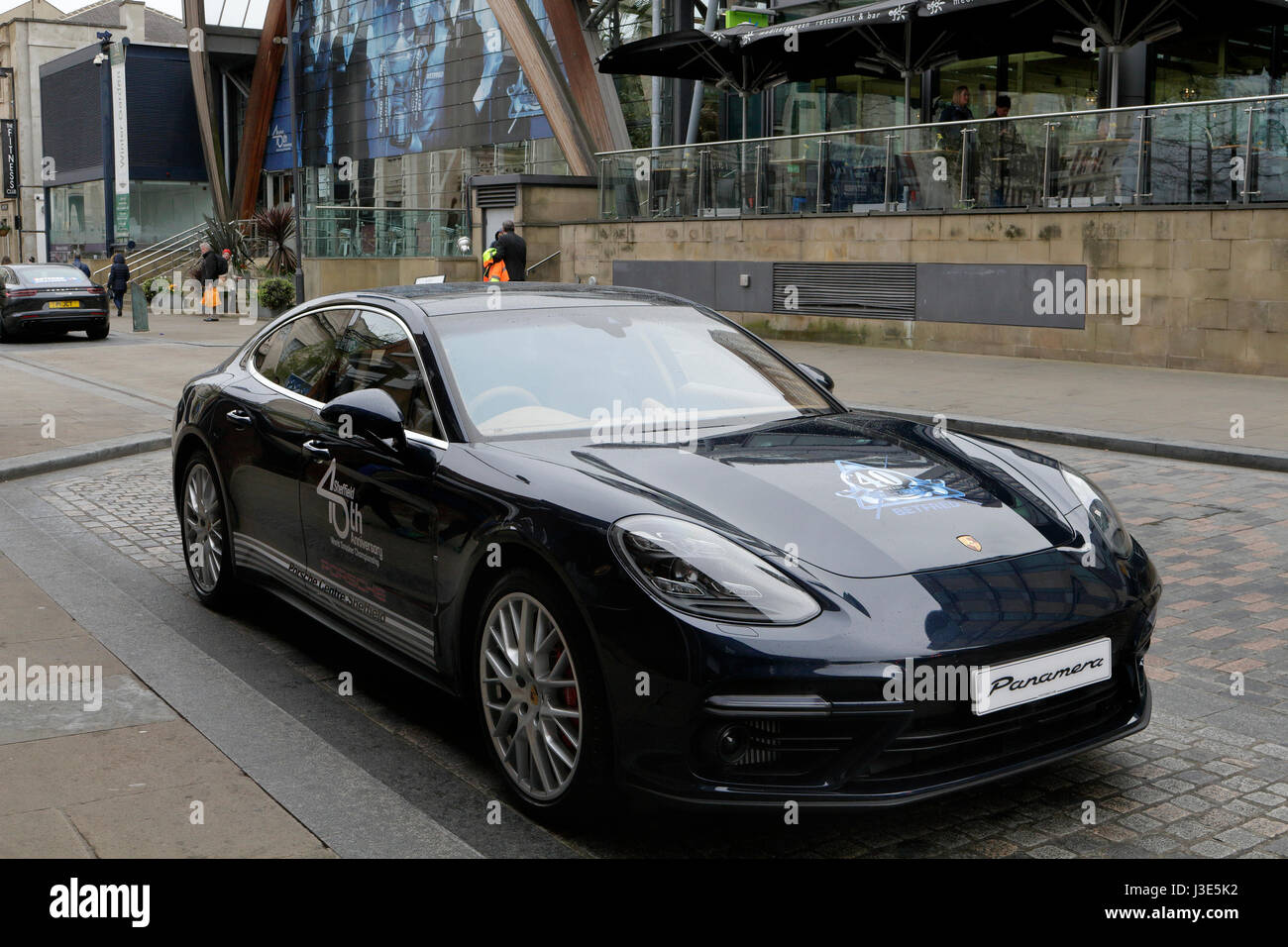 Porsche Panamera Auto parkt im Stadtzentrum von Sheffield, Teil der Snooker Weltmeisterschaft 40-jähriges Jubiläum. Stockfoto