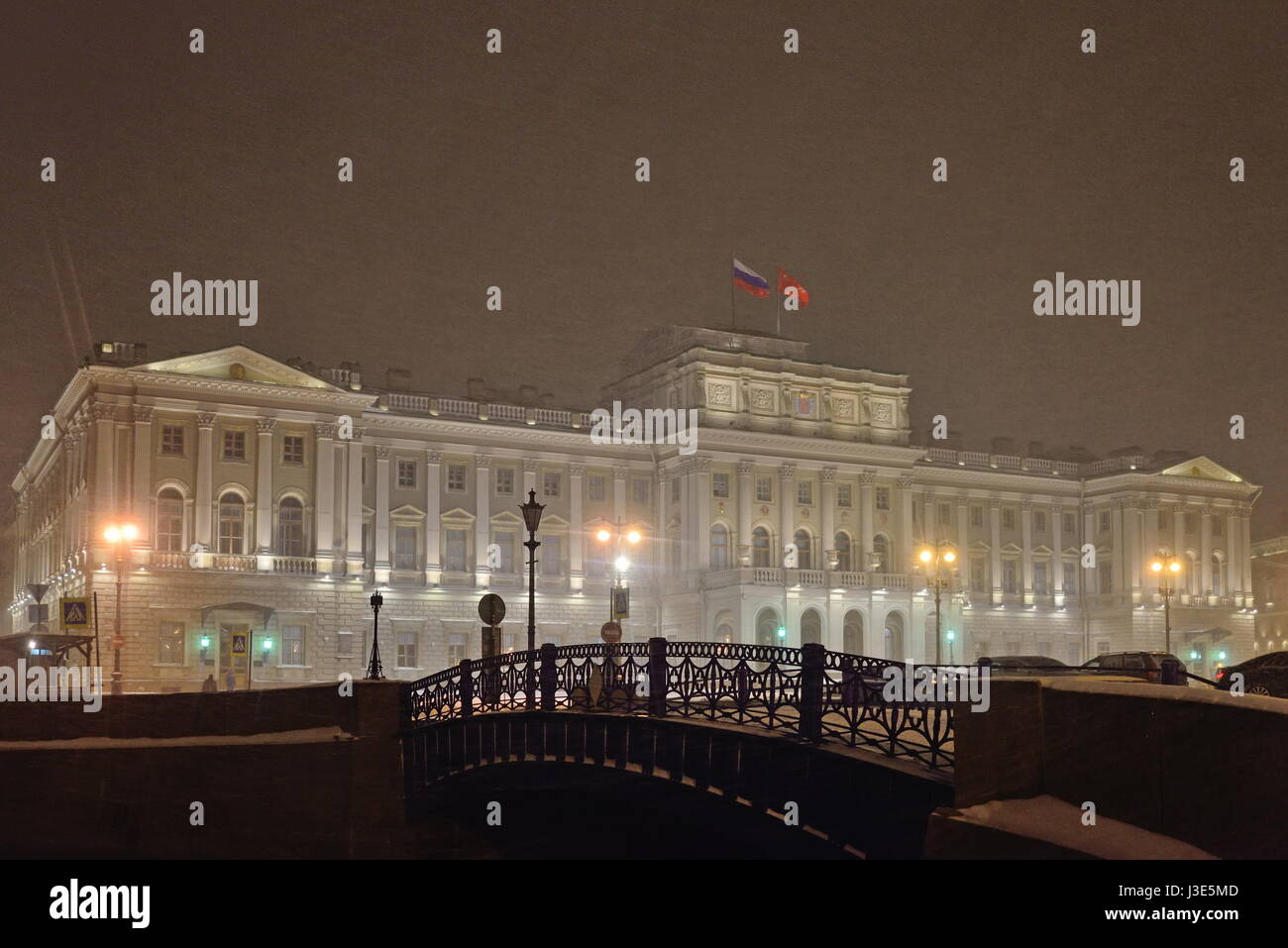 Das Gebäude der gesetzgebenden Versammlung von St. Petersburg die blaue Brücke in die Snow night Stockfoto