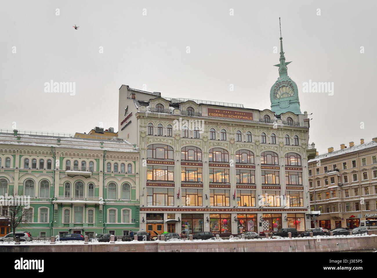 Sankt-PETERSBURG, Russland-15. November 2016: Quadrocopter fliegen über das Singer-Haus auf dem Moika-Ufer Stockfoto