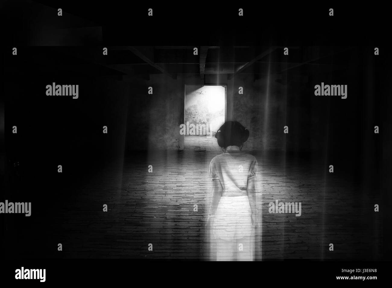 Ghost wenig Mädchen erscheint in alten dunklen Raum, Geist im Spukhaus, Kind beschränkt sich zu Tode. Stockfoto