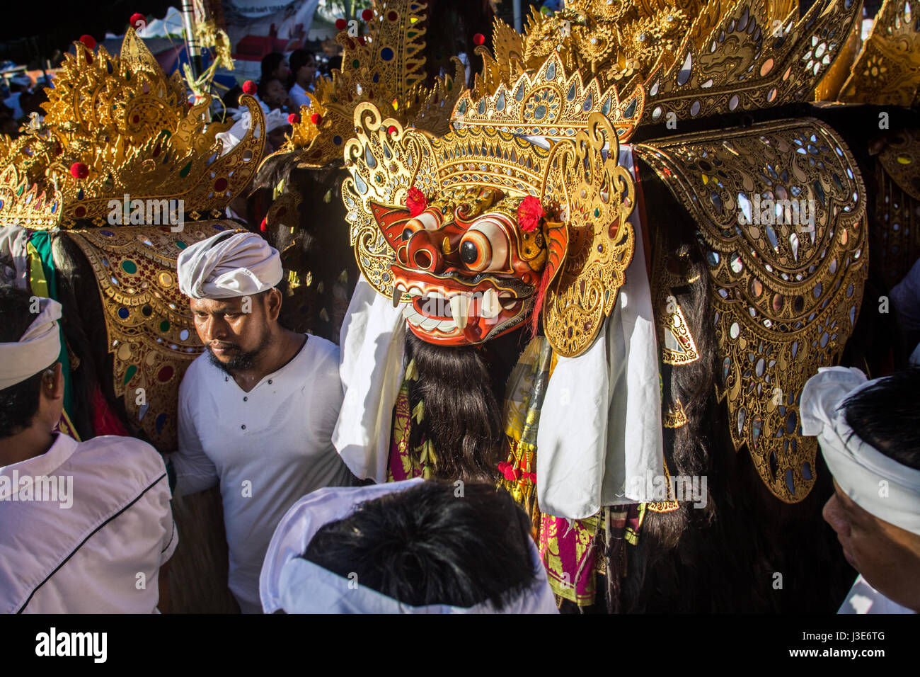 Riesige mythische Barong-Kostüm mit Künstlern und heiligen Männer. Eine wunderschön eingerichtete balinesischen Maske und Kostüm bei einer Hindu religiösen Veranstaltung in Bali Stockfoto