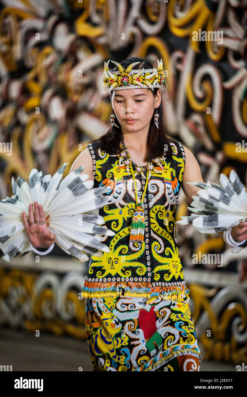 Schöne Kenyah Dayak Mädchen Durchführung Enggang Vogeltanz in tribal Kostüm der Dayak Kenyah indigenen Völker am Pampang, Kalimantan, Borneo Stockfoto
