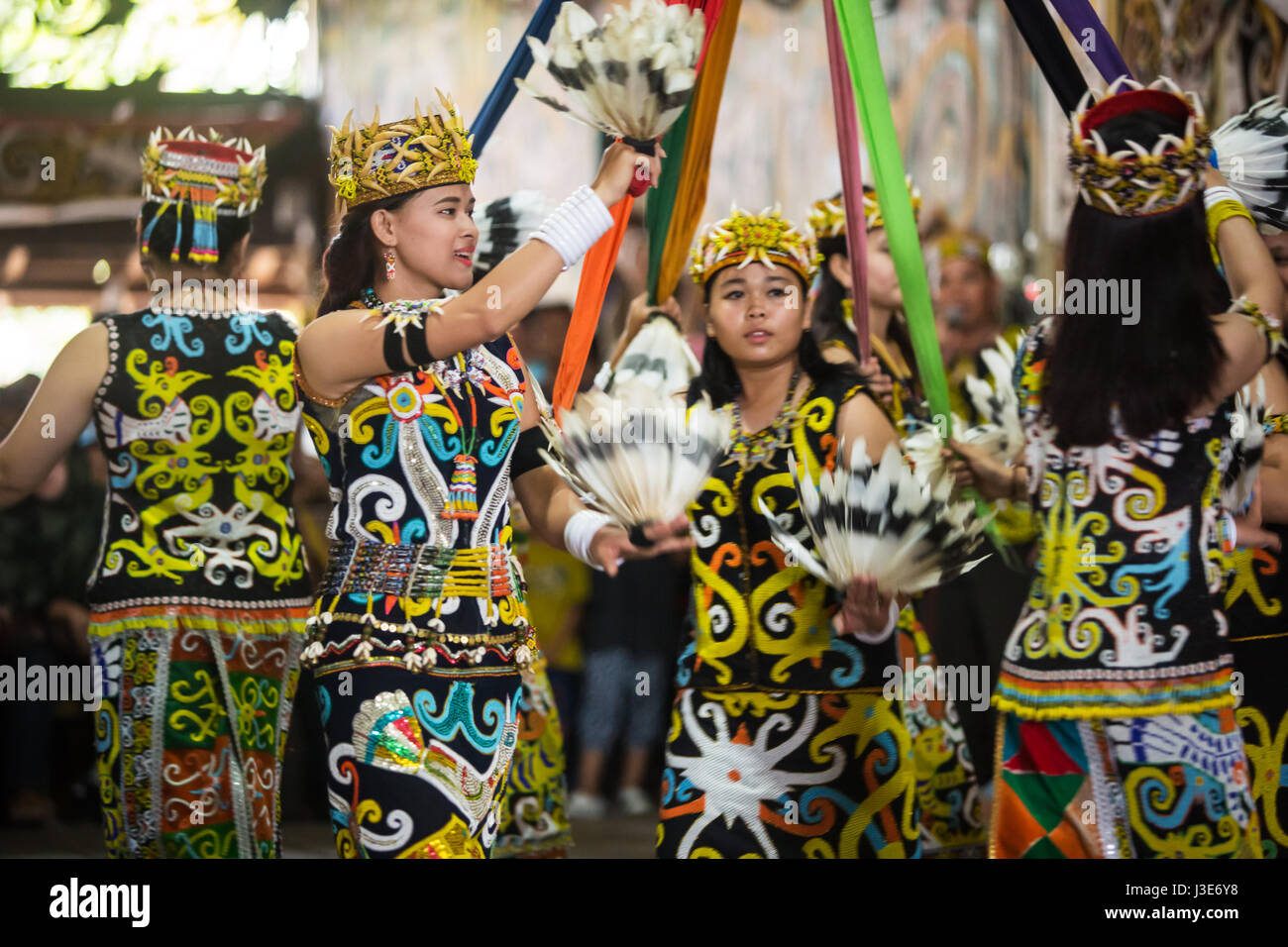 Indigene Mädchen tanzen bei einer Performance in Pampang. Diese Mädchen sind Kenyah Dayak Mädchen. Eines der viele Dayak-Gruppen, die ihren Wohnsitz in Kalimantan Stockfoto
