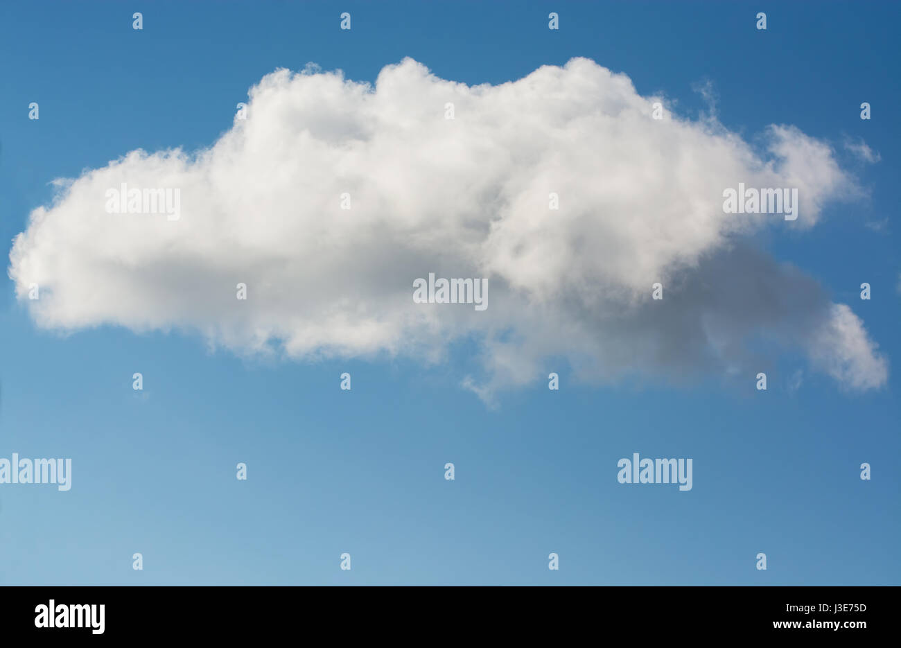 Blauer Himmel und weiße Wolken Hintergrund. Stockfoto
