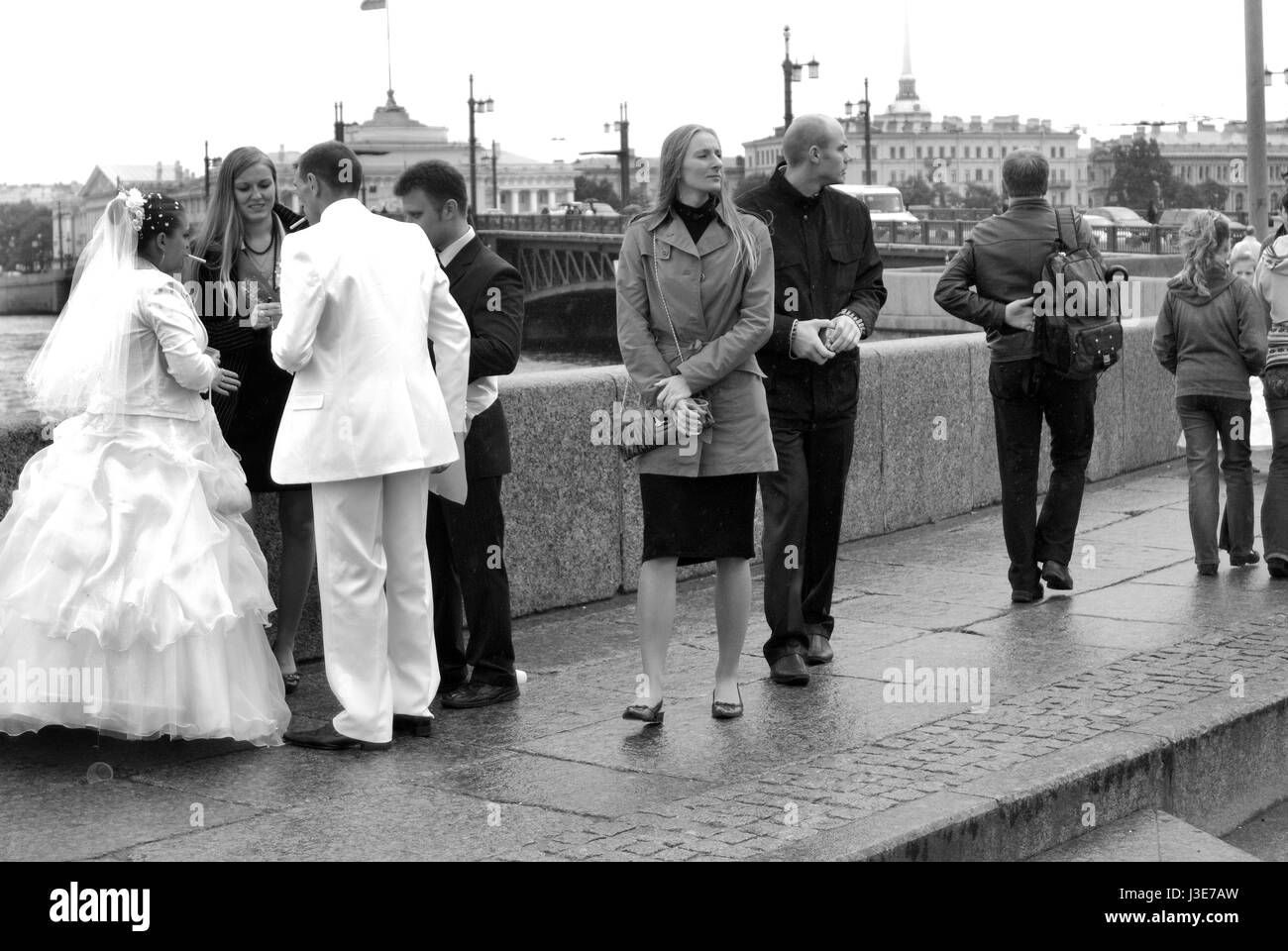 Hochzeitsfeier am Ufer des Flusses Newa / St. Petersburg Stockfoto