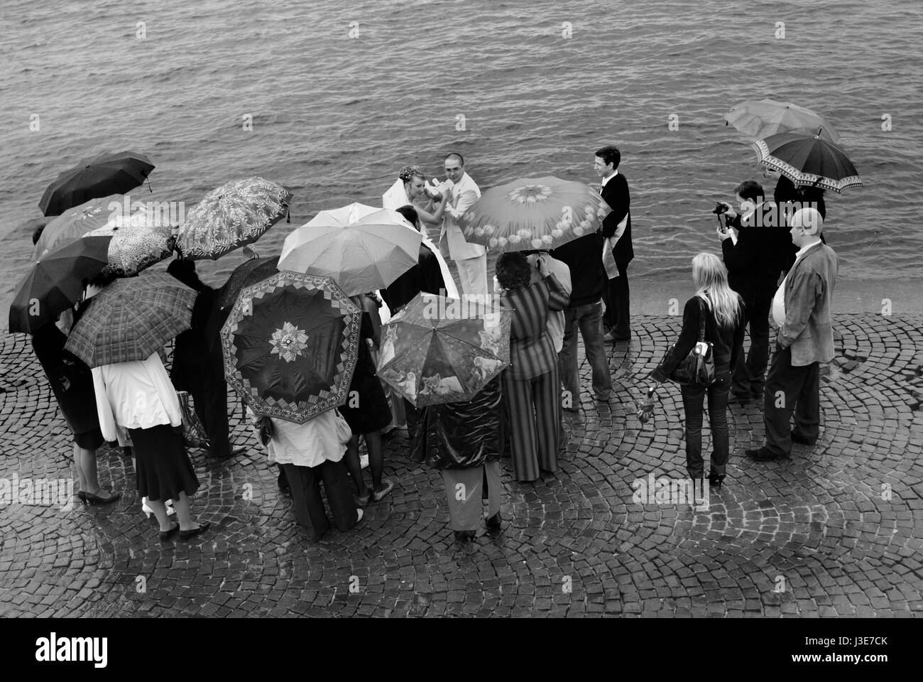 Hochzeitsfeier am Ufer des Flusses Newa / St. Petersburg Stockfoto