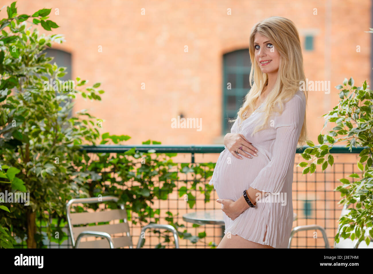 Schwangere Frau zu Hause entspannen Stockfoto