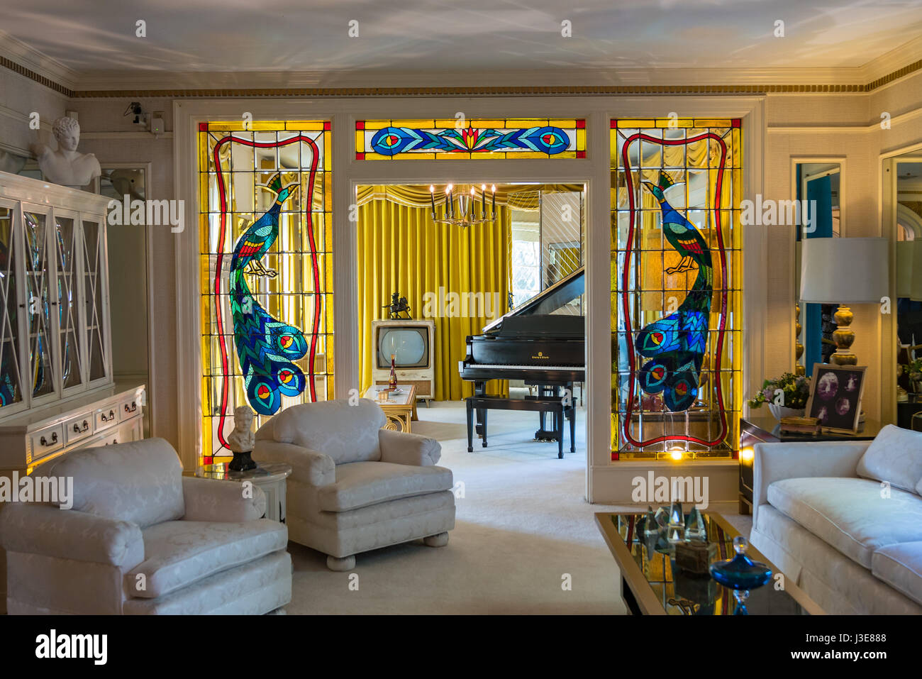 Das Wohnzimmer im Elvis Presleys Haus Graceland in Memphis, Tennessee Stockfoto