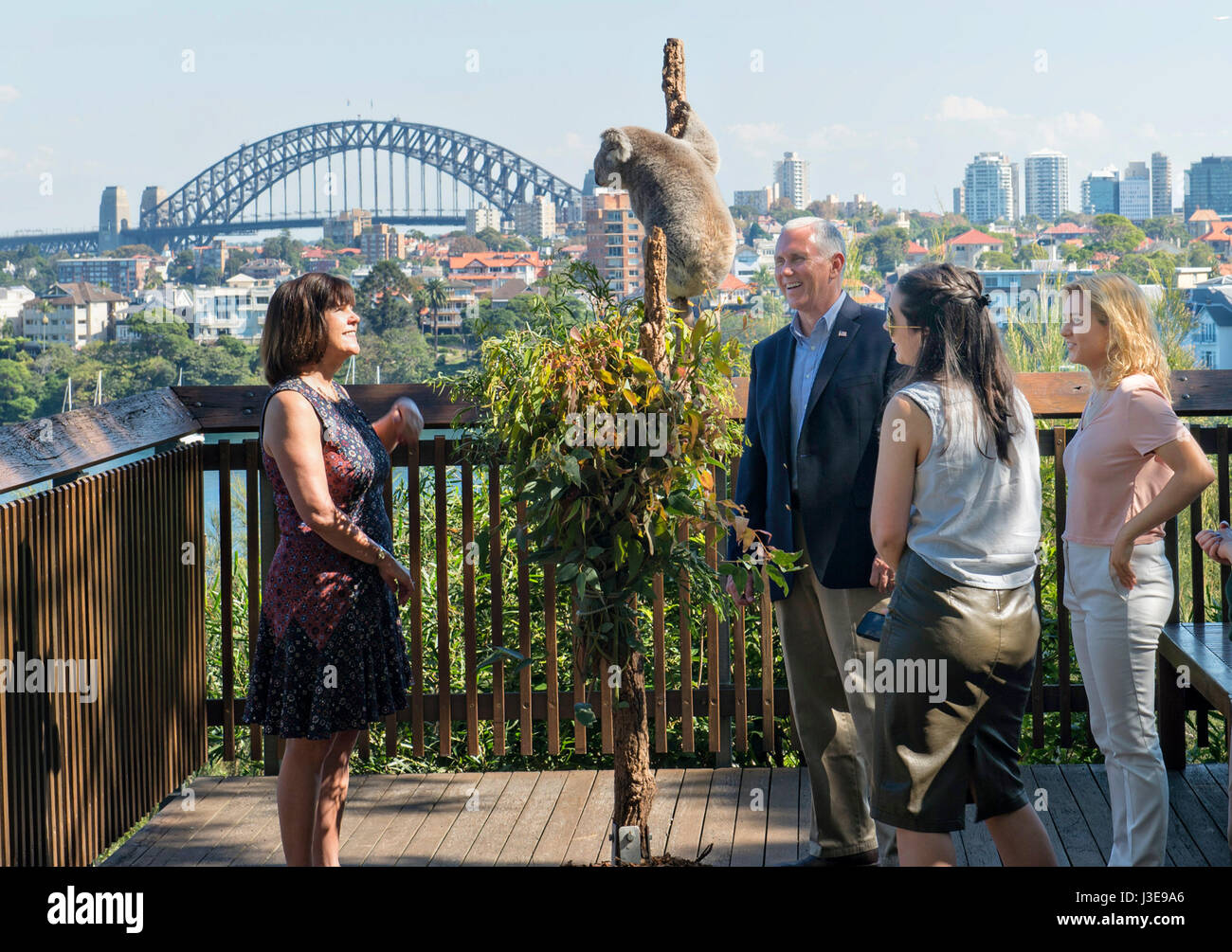 US-Vizepräsident Mike Pence, Center, Frau Karen, links und Töchter Charlotte und Audrey, Bai'yali der Koala während eines Besuchs in Taronga Zoo 23. April 2017 in Sydney, Australien zu erfüllen. Australien ist die letzte Station in der Vizepräsident vier Nation Reise nach Asien. Stockfoto