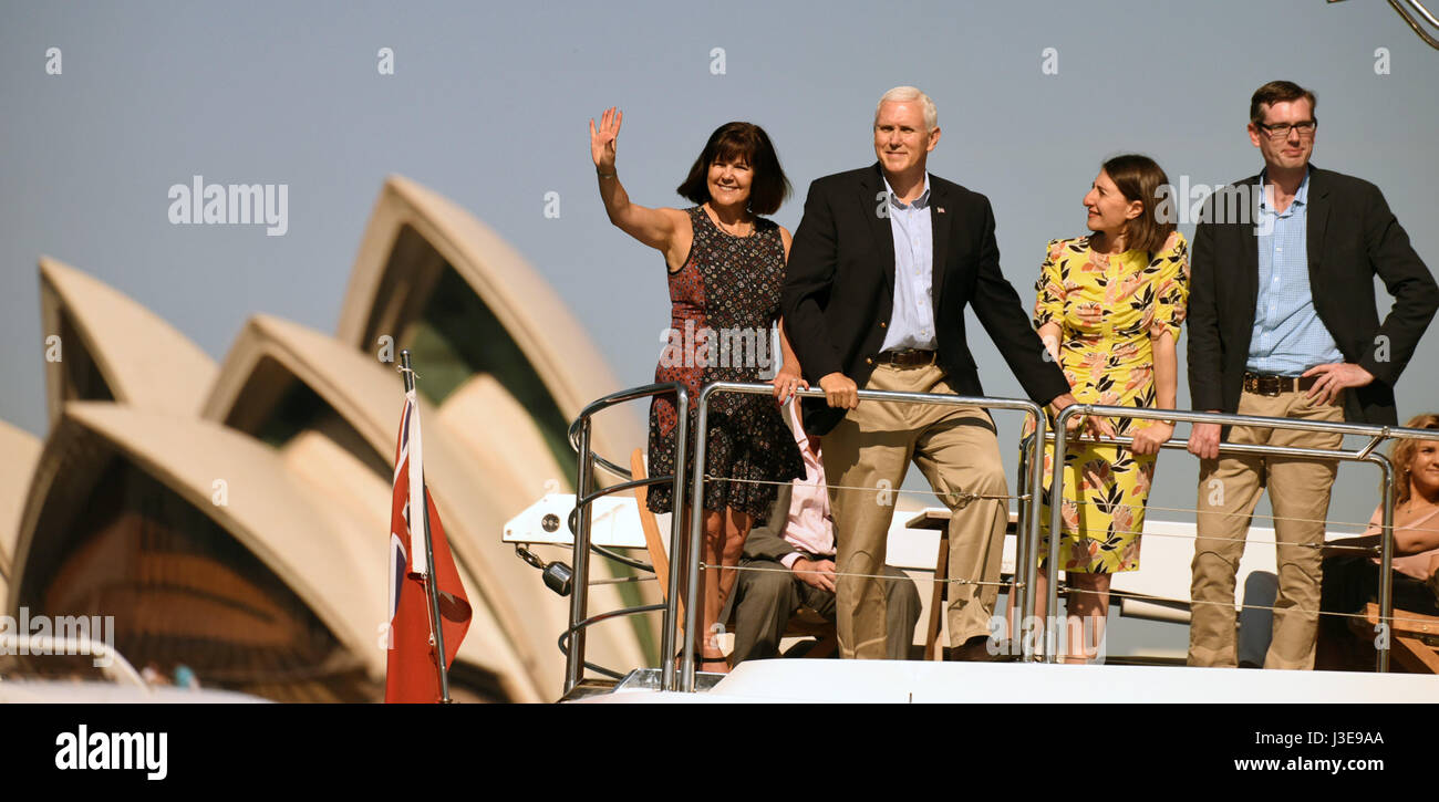 US-Vizepräsident Mike Pence, Center, Frau Karen Pence, links, Segel vorbei an der berühmten Opernhaus, begleitet von New South Wales Premier Gladys Berejiklian, Zentrum und NSW Schatzmeister Dominic Perrottet rechts, bei einem Rundgang durch den Hafen 23. April 2017 in Sydney, Australien. Australien ist die letzte Station in der Vizepräsident vier Nation Reise nach Asien. Stockfoto