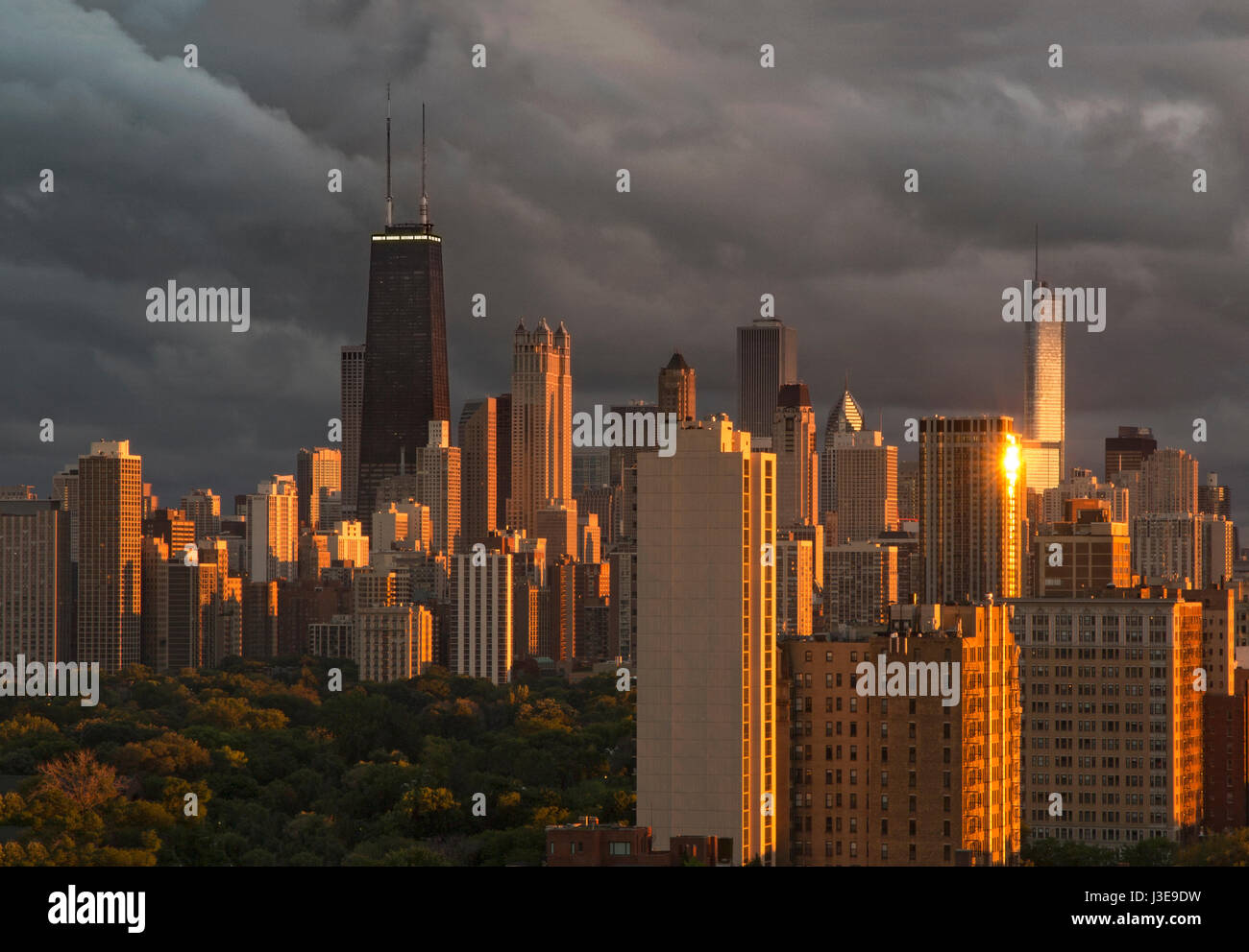 Malerische Aussicht auf die Skyline von Chicago bei Sonnenuntergang von Lakeview USA Stockfoto