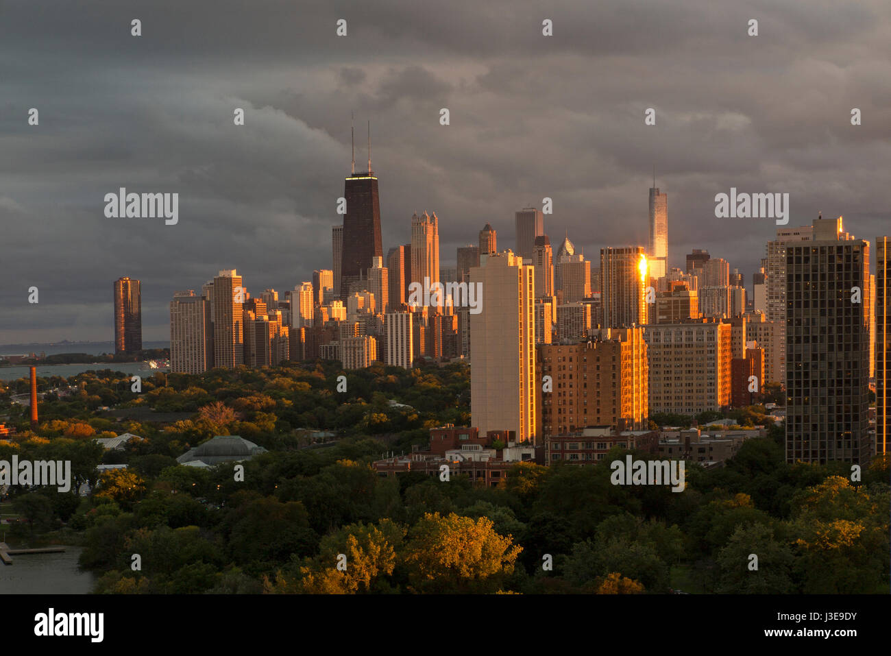 Malerische Aussicht auf die Skyline von Chicago bei Sonnenuntergang von Lakeview USA Stockfoto