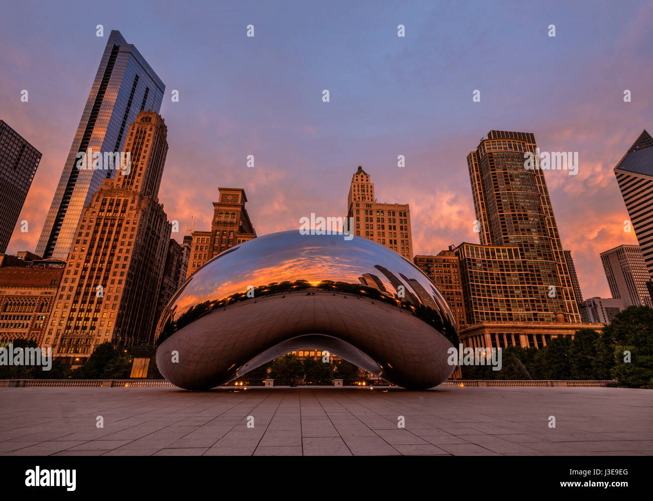 Am frühen Morgen Bild im Millenium Park zeigt The Bean und umliegende Gebäude der Michigan Avenue und Reflexionen USA Stockfoto