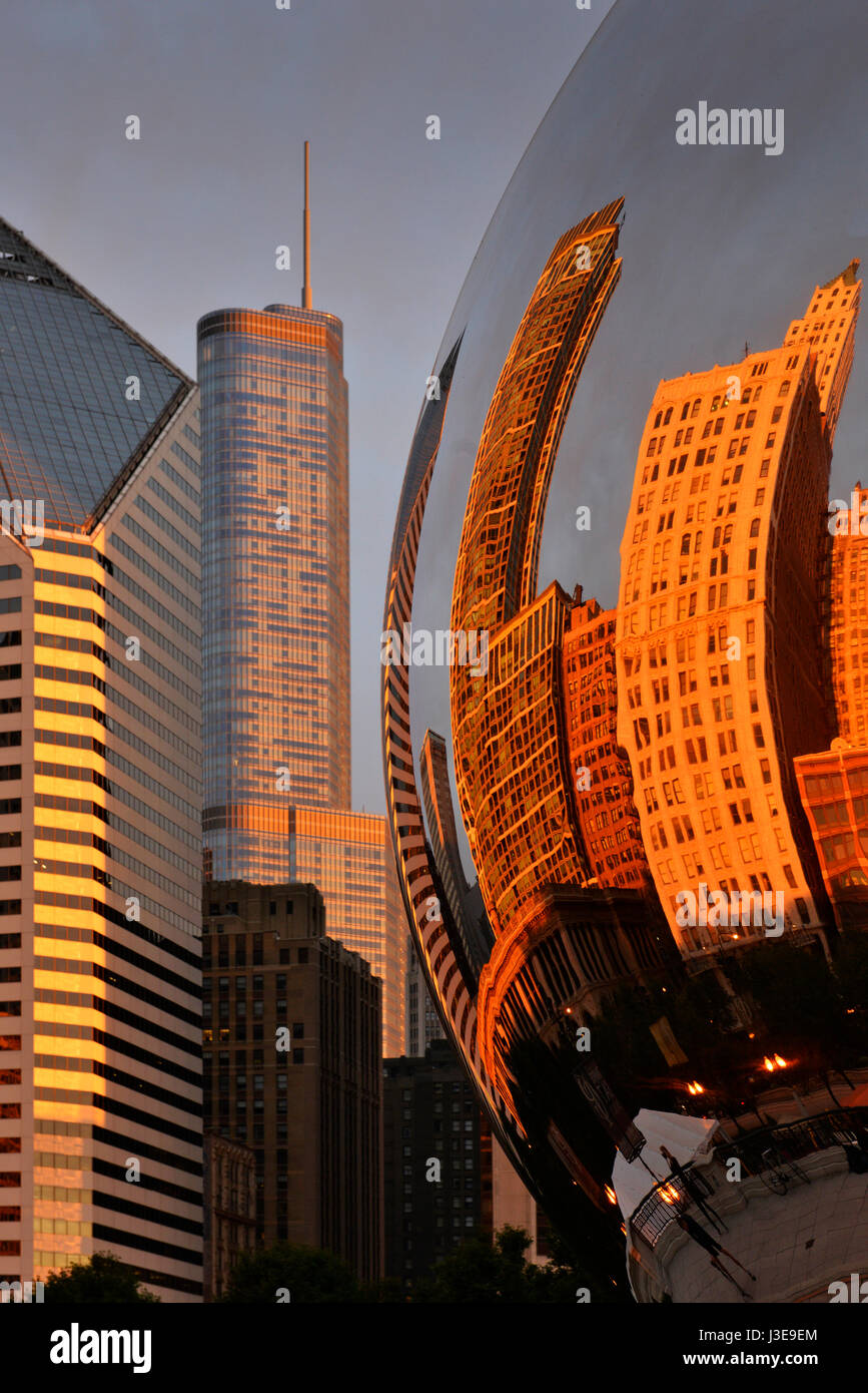 Am frühen Morgen Bild im Millenium Park zeigt The Bean und umliegende Gebäude der Michigan Avenue und Reflexionen USA Stockfoto