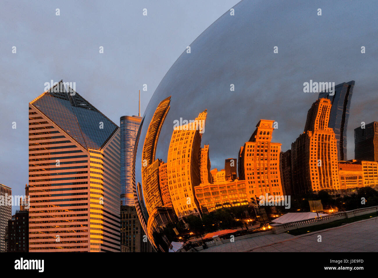 Am frühen Morgen Bild im Millenium Park zeigt The Bean und umliegende Gebäude der Michigan Avenue und Reflexionen USA Stockfoto