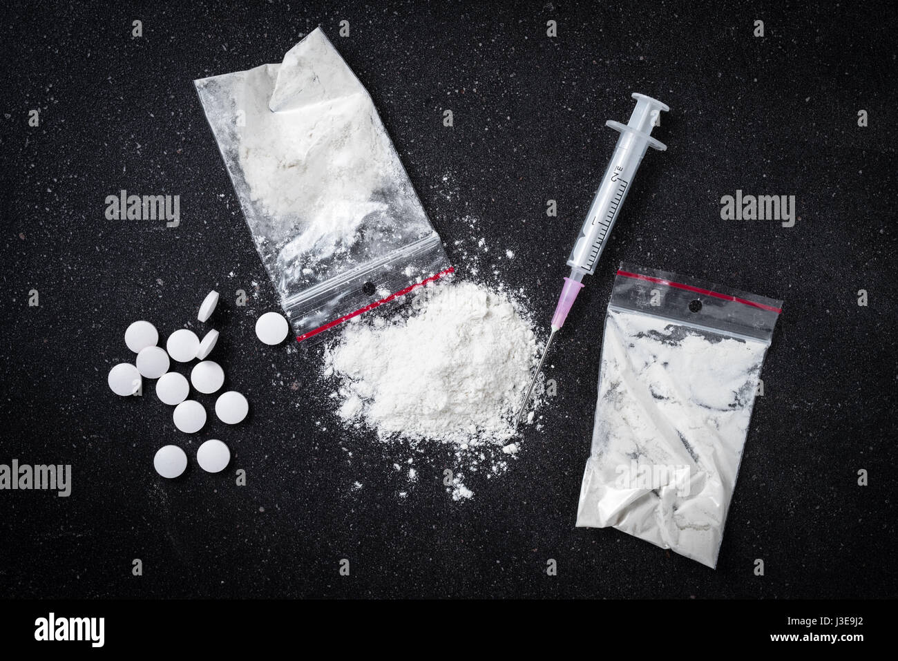 Harte Drogen auf dunklen Tabelle Stockfoto