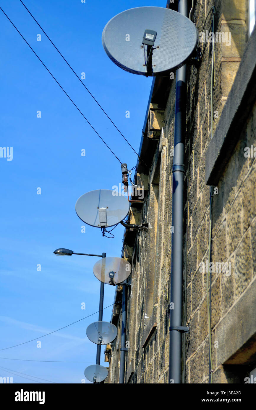 Satalite Gerichte auf Stein Terrassenhäuser Stockfoto