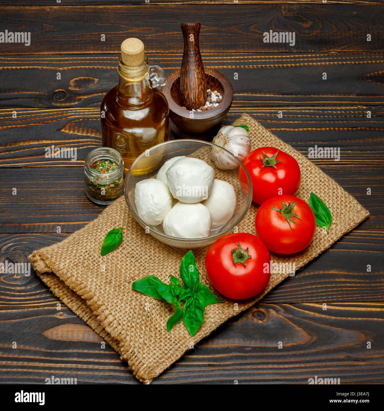 Caprese Salat Zutaten - Mozzarella und Tomaten Stockfoto