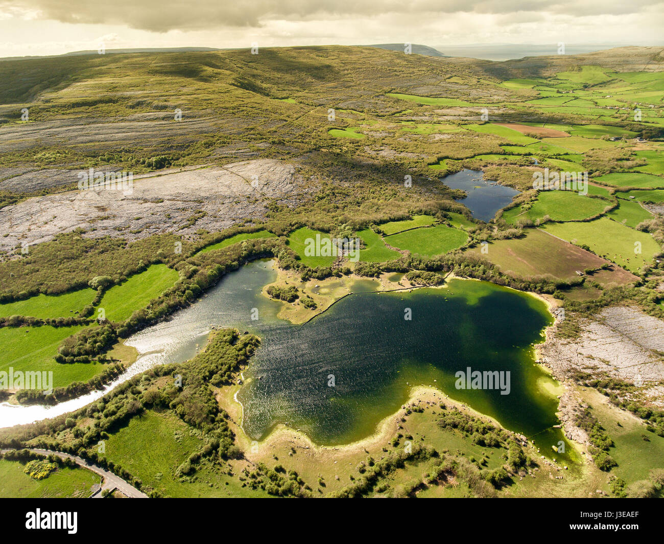 Epische Luftaufnahme der schönen irischen Landschaft Naturlandschaft vom Nationalpark Burren im County Clare Ireland Stockfoto