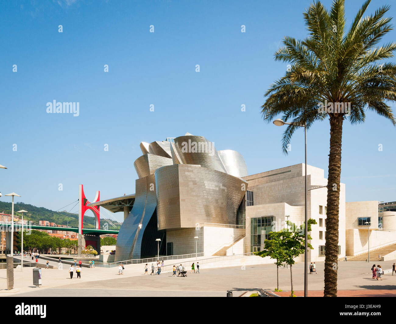 Ein Blick auf das Guggenheim-Museum Bilbao und die umliegenden Gärten. Bilbao, Baskenland, Spanien. Stockfoto