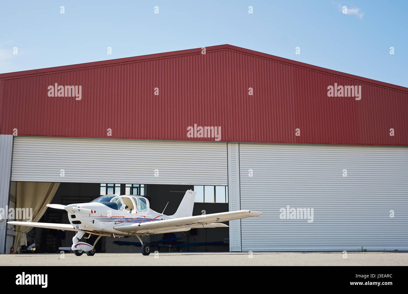 Jet-Hangar im Flughafen-Feld Stockfoto