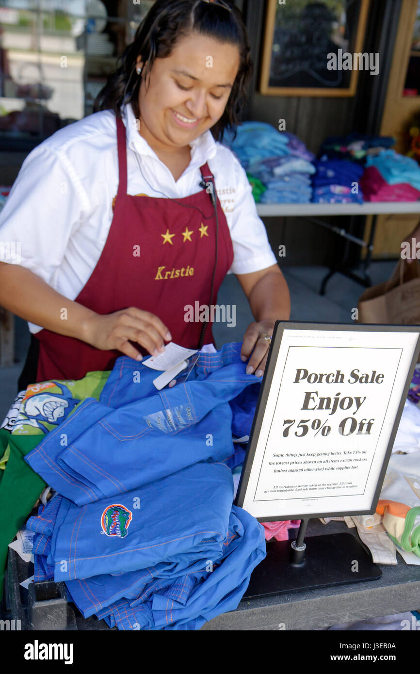 Miami Florida, Homestead, Cracker Barrel Restaurant und Old Country Store, Kette, Unternehmen, Waren, Schnäppchen, Tee, T-Shirts, Veranda Verkauf, Hispanic Latin Stockfoto