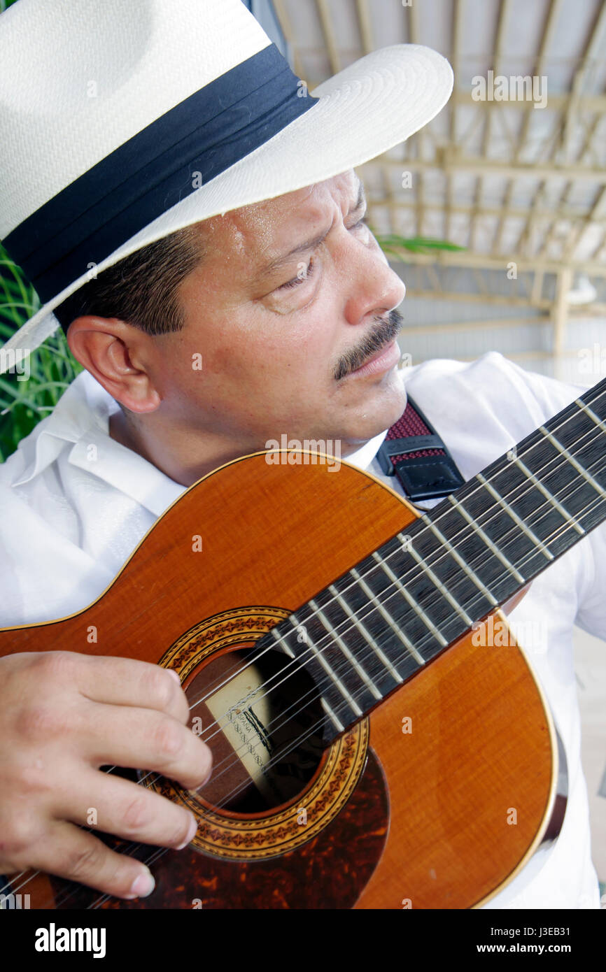 Miami Florida, Tropical Park, Cuban Exodus Relief Project, Festival, Festivals, Politik, Musiker, Quintett, Son de Mi Tierra, Exil, Diaspora, Hispanic man Me Stockfoto