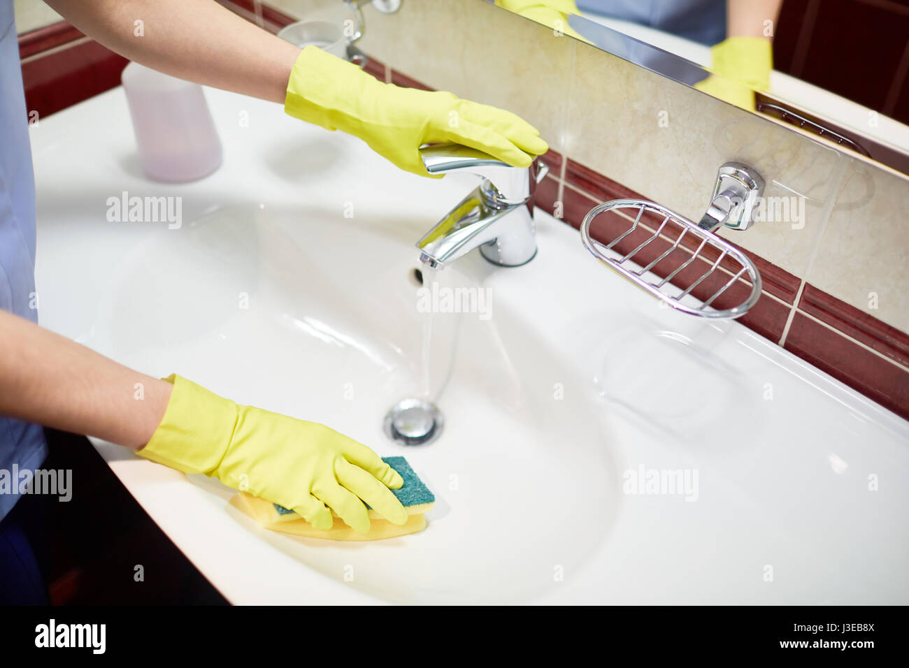 Waschbecken im Badezimmer reinigen Stockfoto