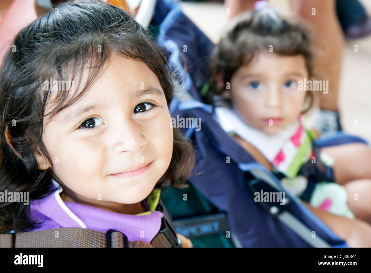 Miami Florida, Tropical Park, Kubanisches Exodus Relief-Projekt, Festival, Festivals, politisch, hispanische Mädchen, Youngster, weibliche Kinder, Kinder, Schwestern, Kleinkind Stockfoto