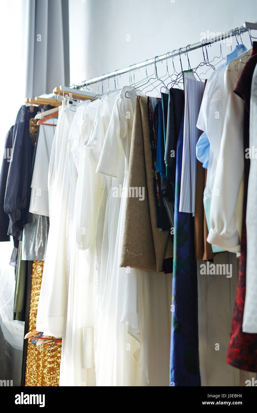 Bekleidung nach Maß auf Kleiderständer in Schneiderei Stockfoto
